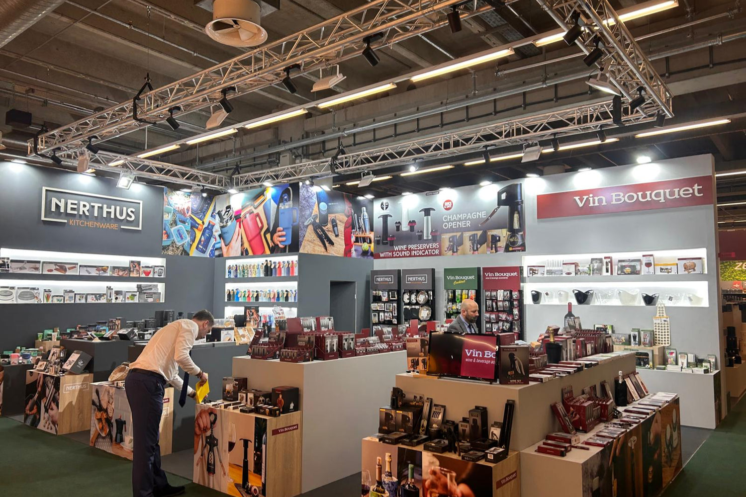 Expositor en feria de productos con la marca de Vin Bouquet y Nerthus