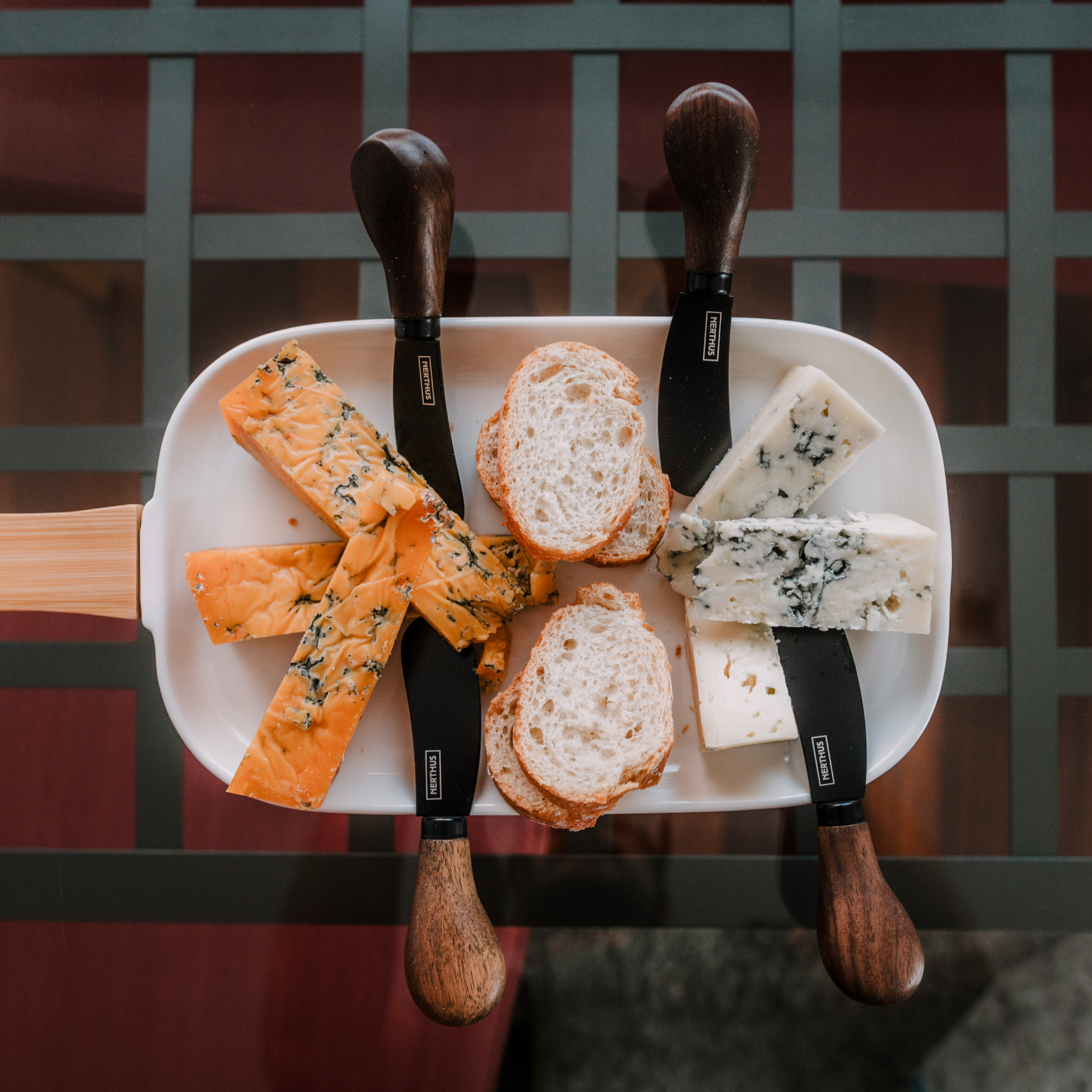 Bandeja de Porcelana para Snacks con Asa de Bambú