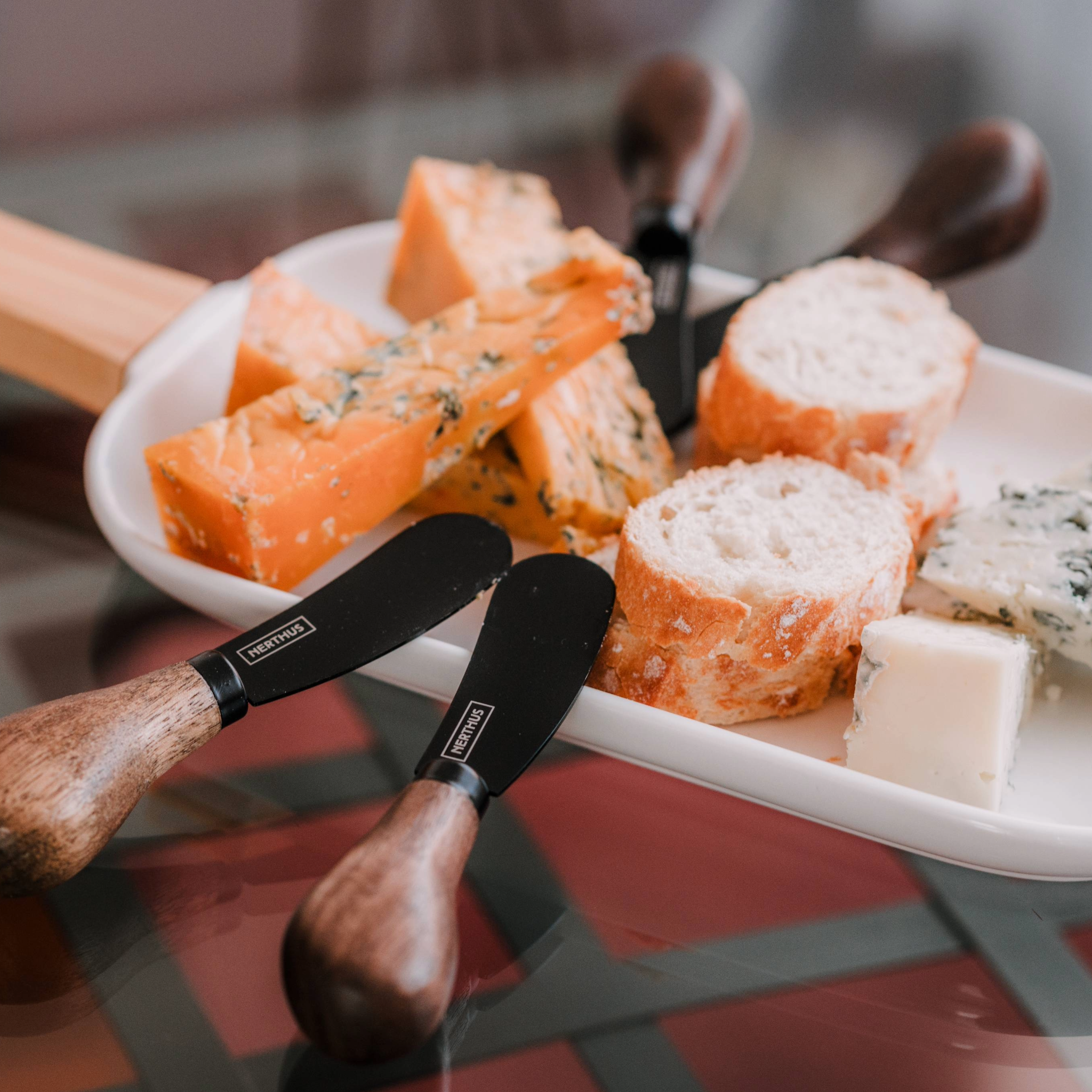 Bandeja de Porcelana para Snacks con Asa de Bambú