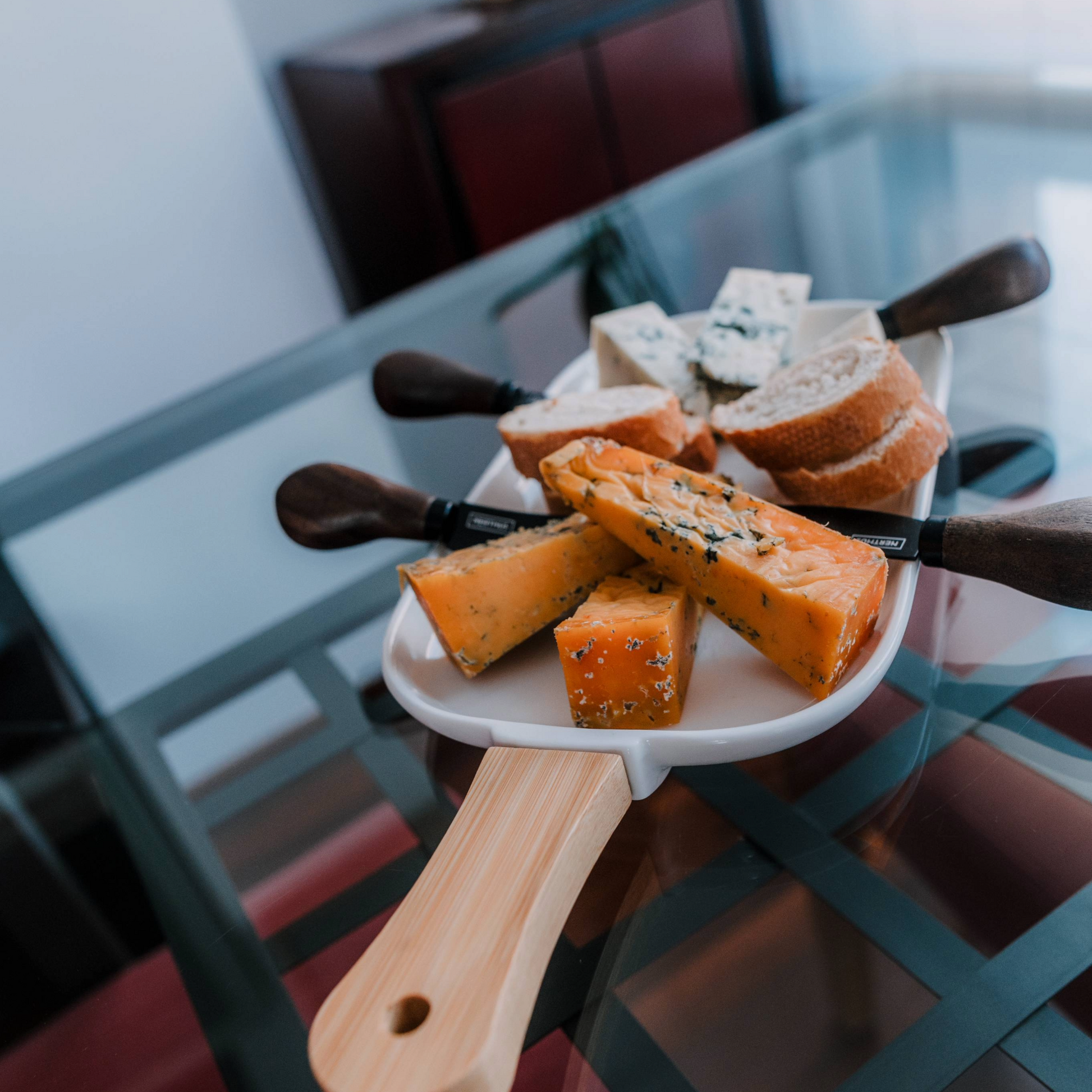 Bandeja de Porcelana para Snacks con Asa de Bambú