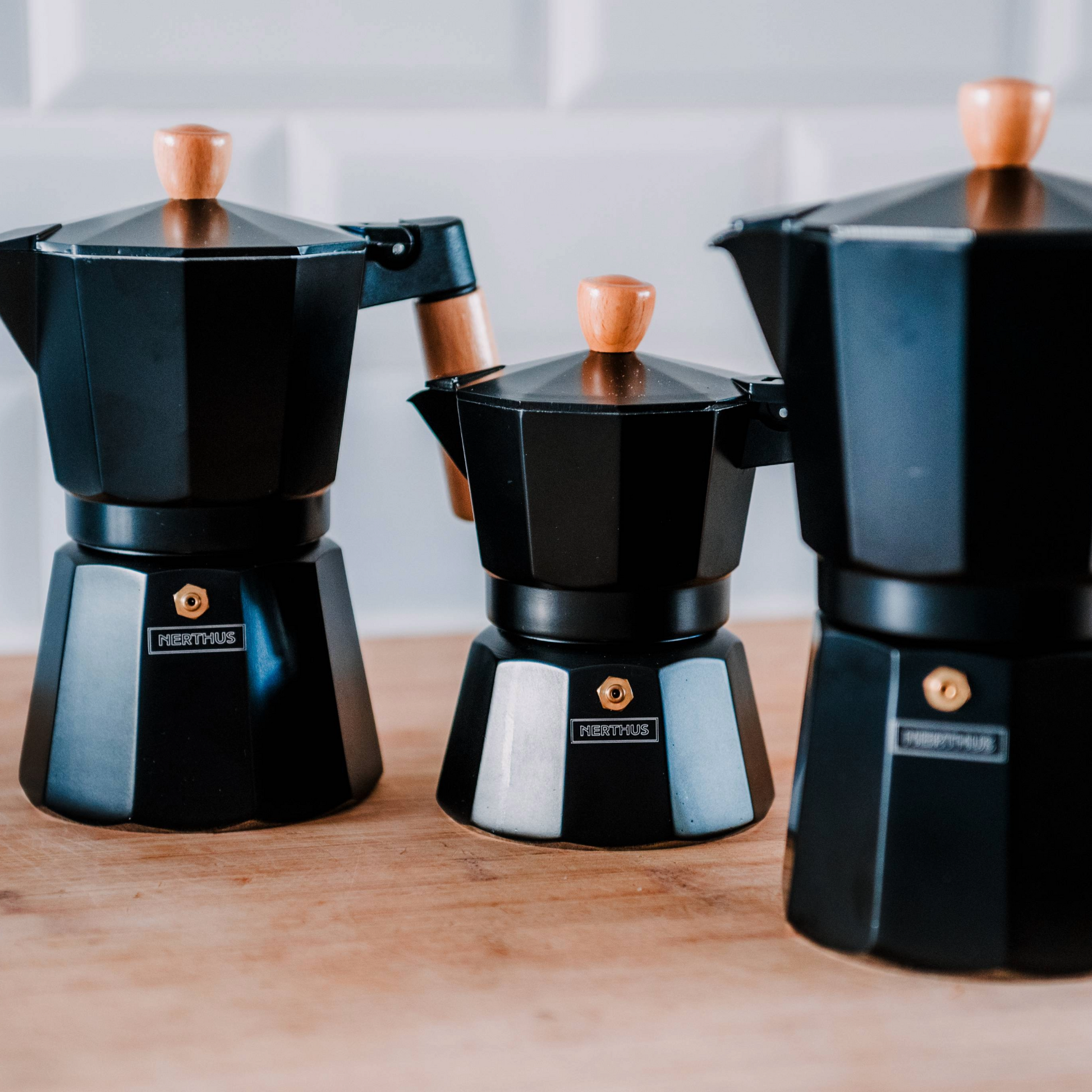 Cafetera Italiana Inducción Negra con Detalles en Madera 3 Tazas,6 Tazas,9 Tazas