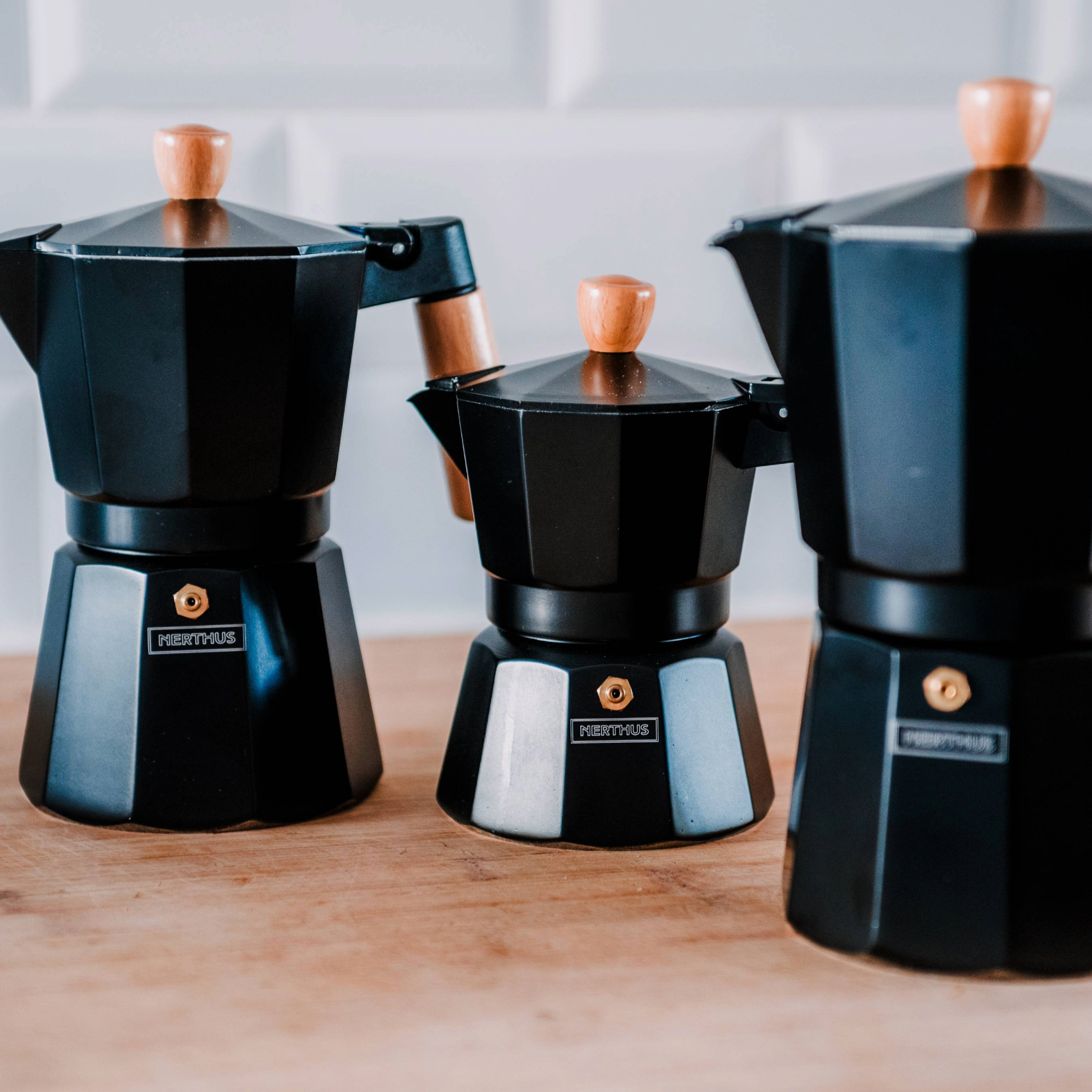 Cafetera Italiana Inducción Negra con Detalles en Madera 3 Tazas,6 Tazas,9 Tazas