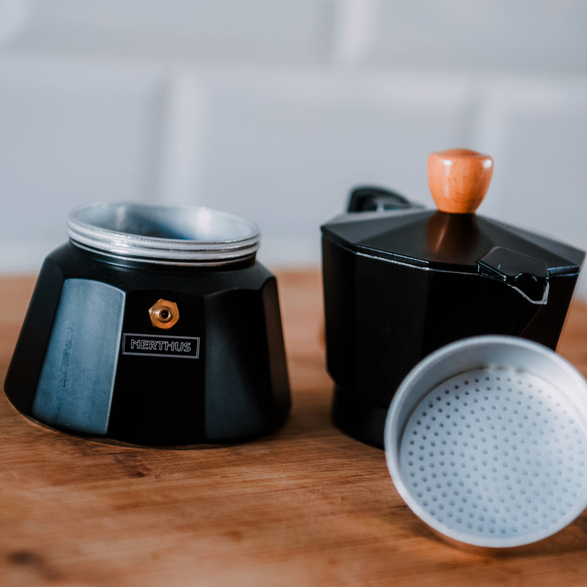 Cafetière italienne à induction noire avec détails en bois