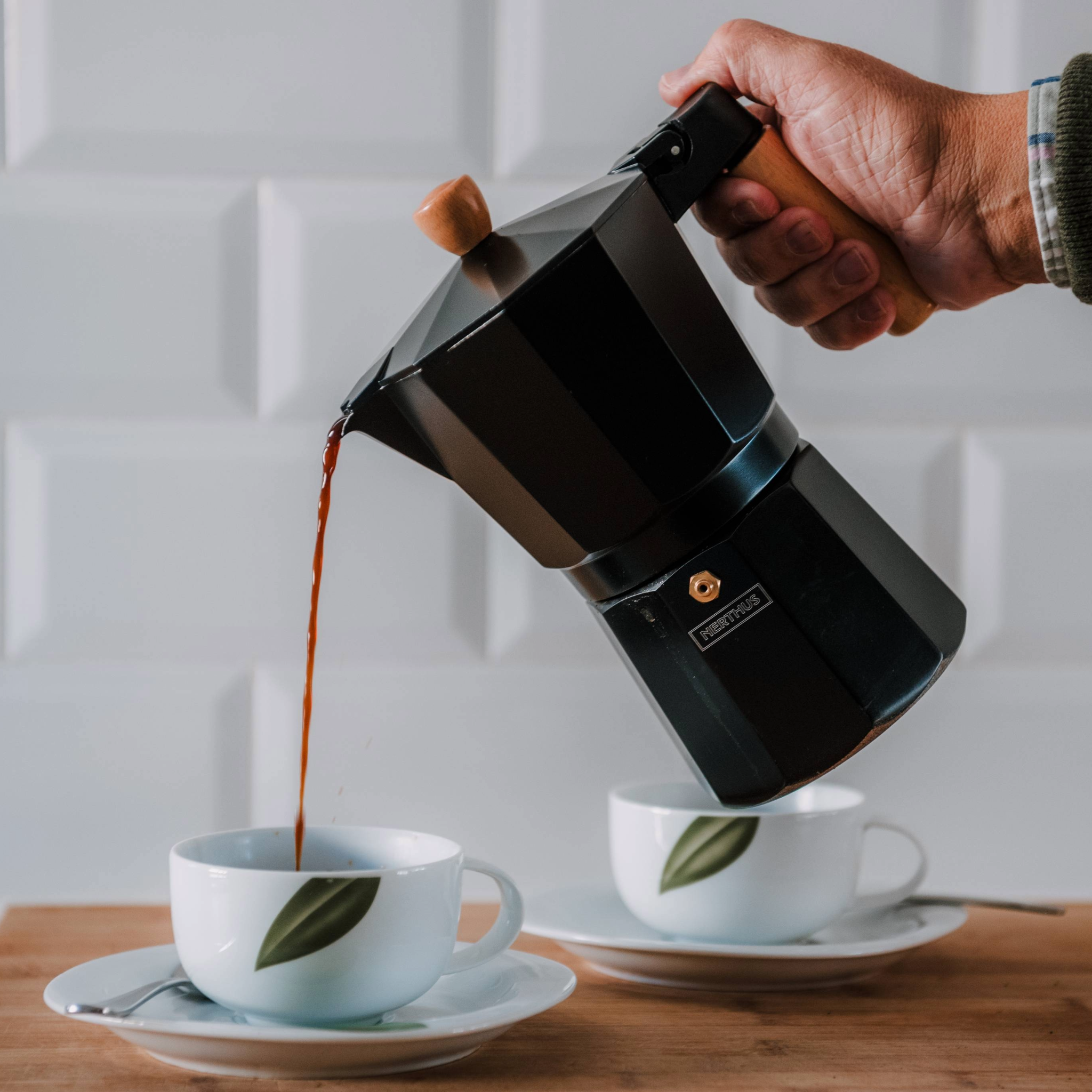 Cafetera Italiana Inducción Negra con Detalles en Madera 3 Tazas,6 Tazas,9 Tazas