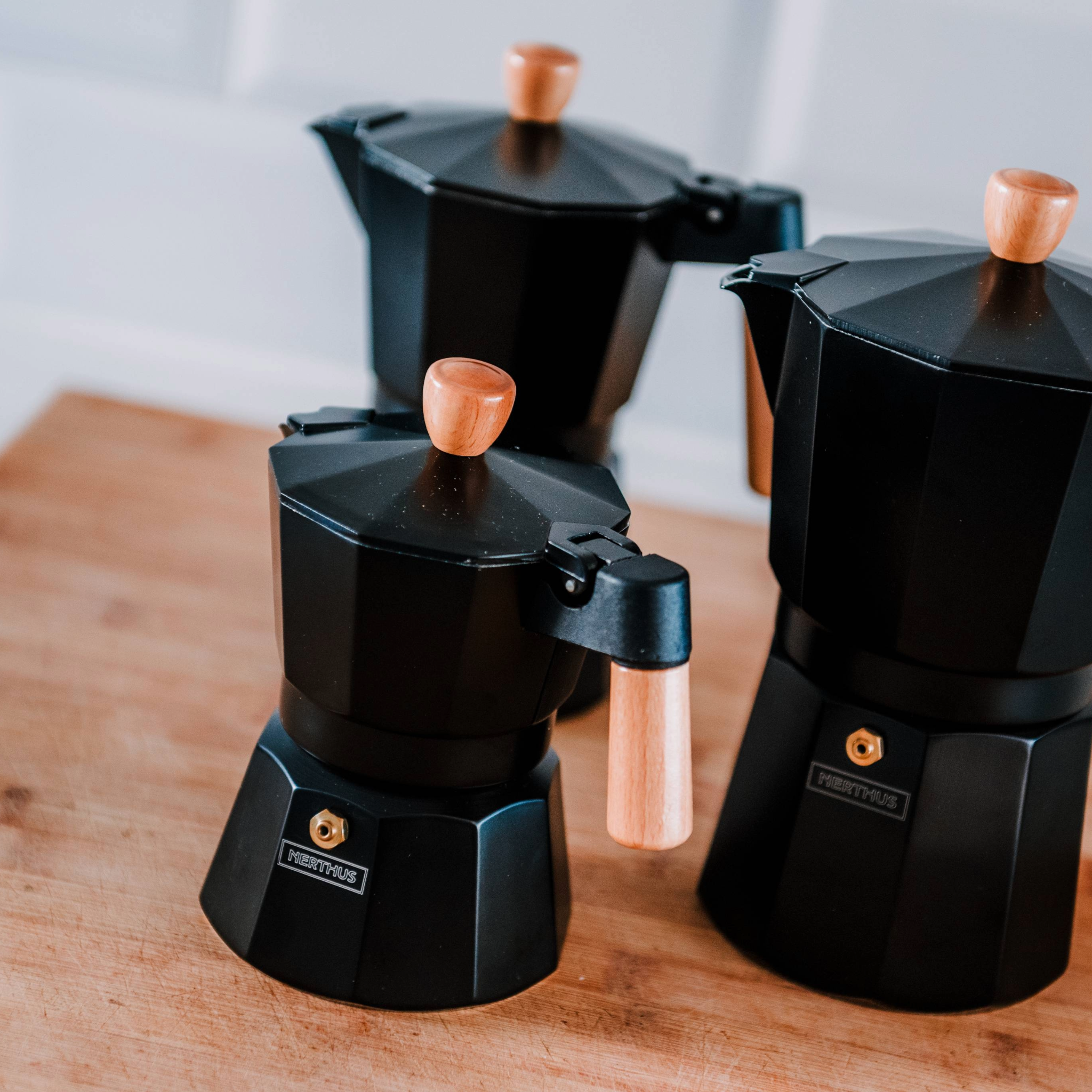 Cafetera Italiana Inducción Negra con Detalles en Madera 3 Tazas,6 Tazas,9 Tazas