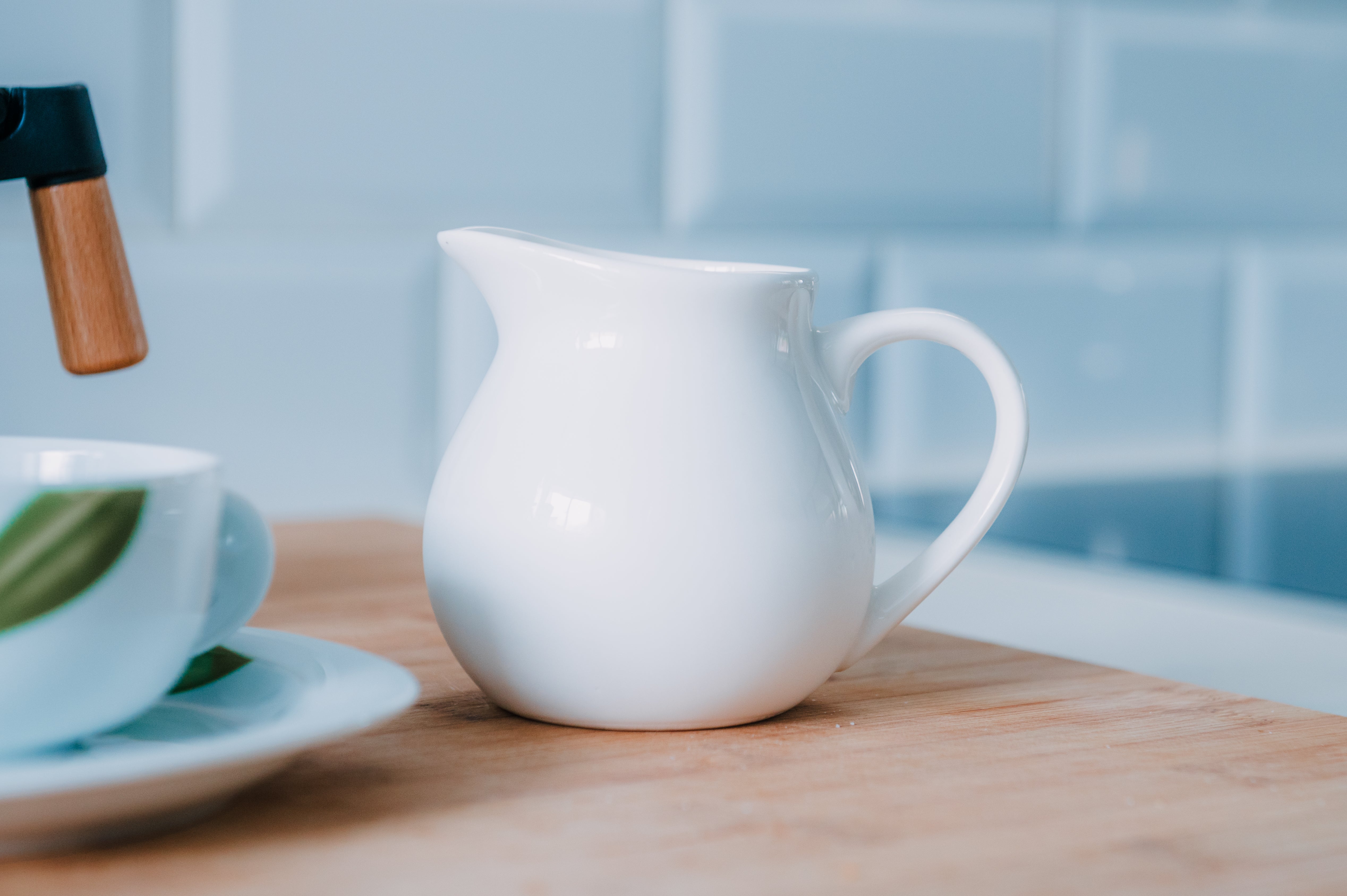 Jarra de leche de porcelana blanca