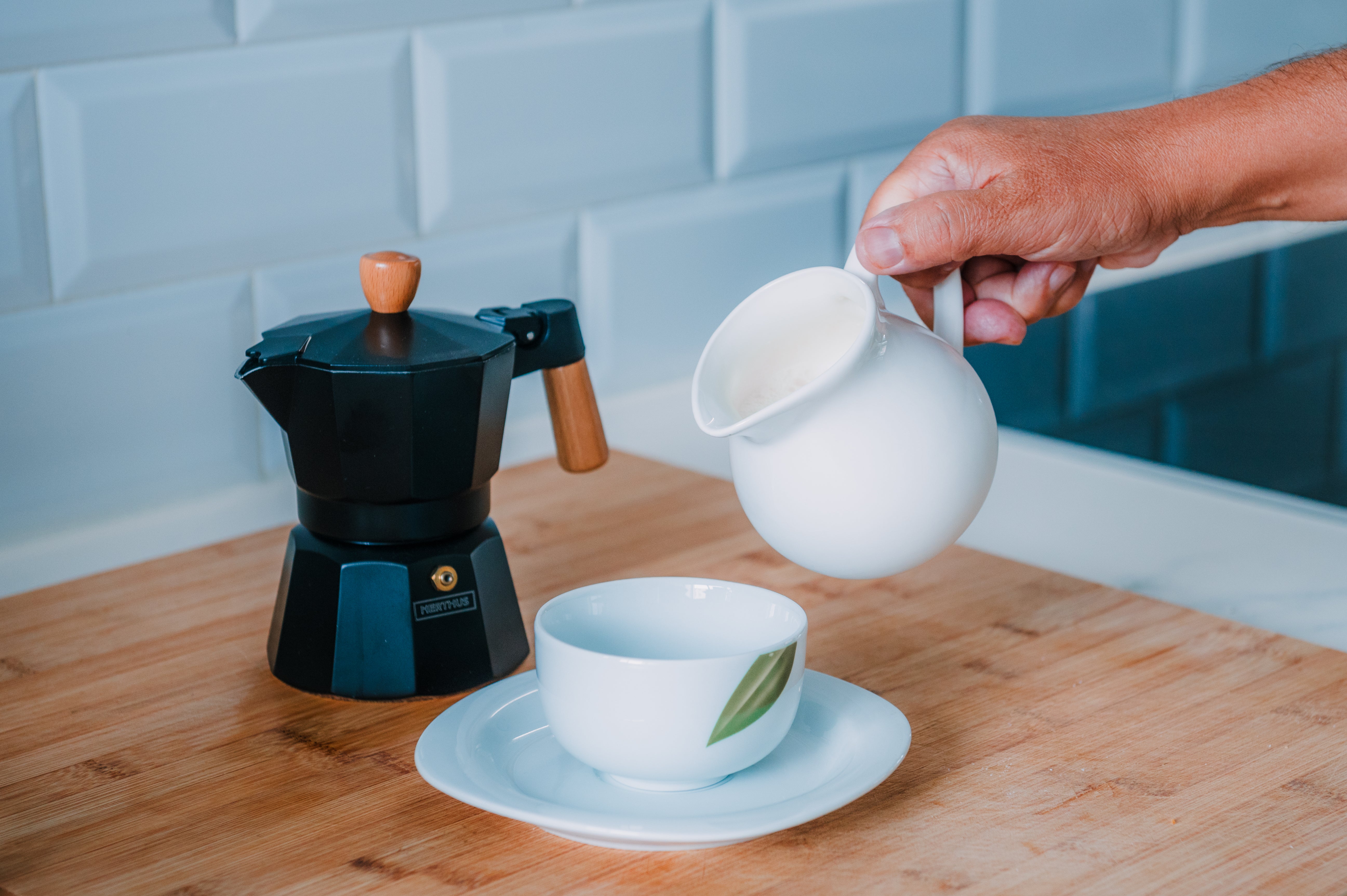 Jarra de leche de porcelana blanca