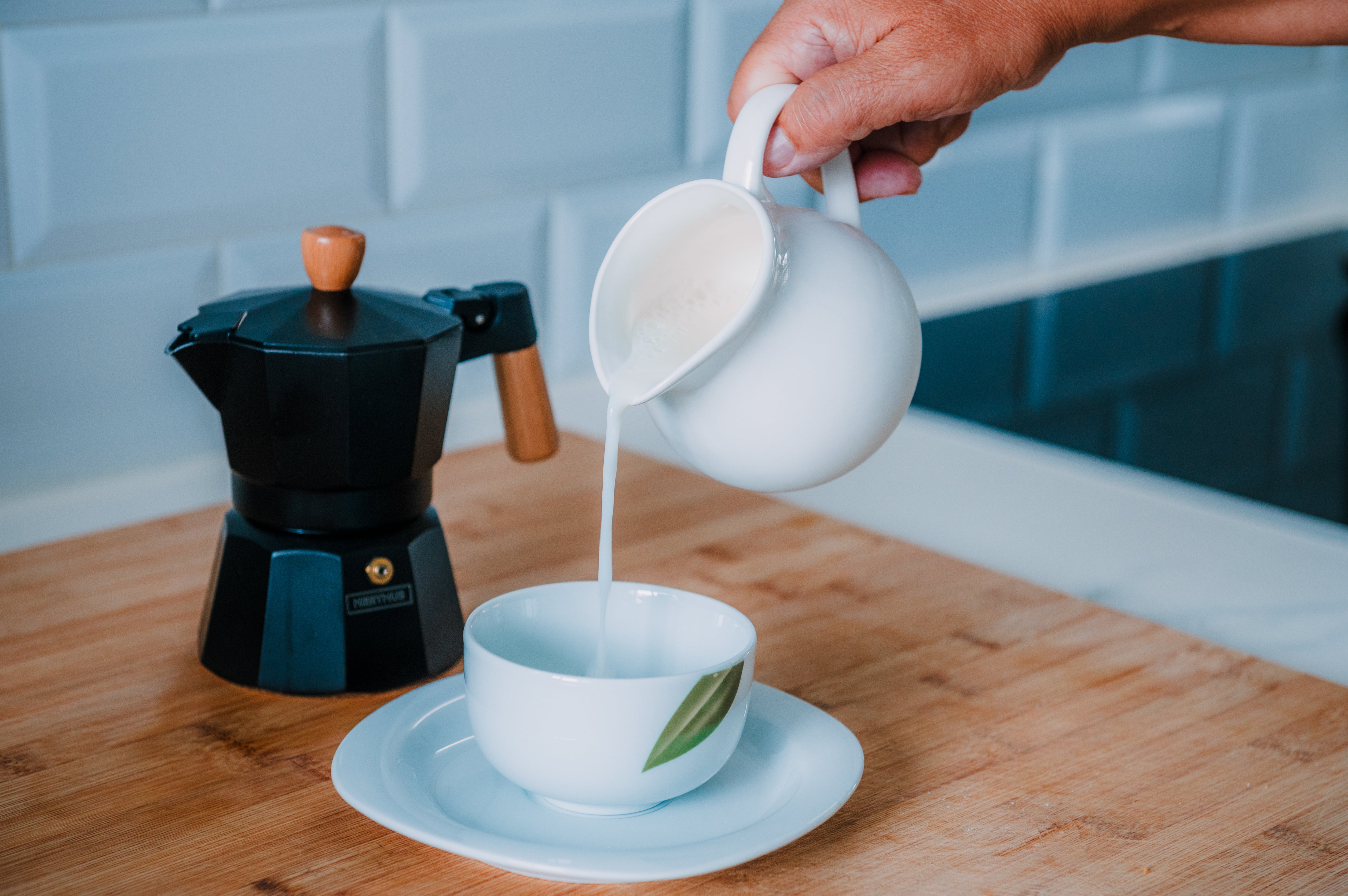Jarra de leche de porcelana blanca