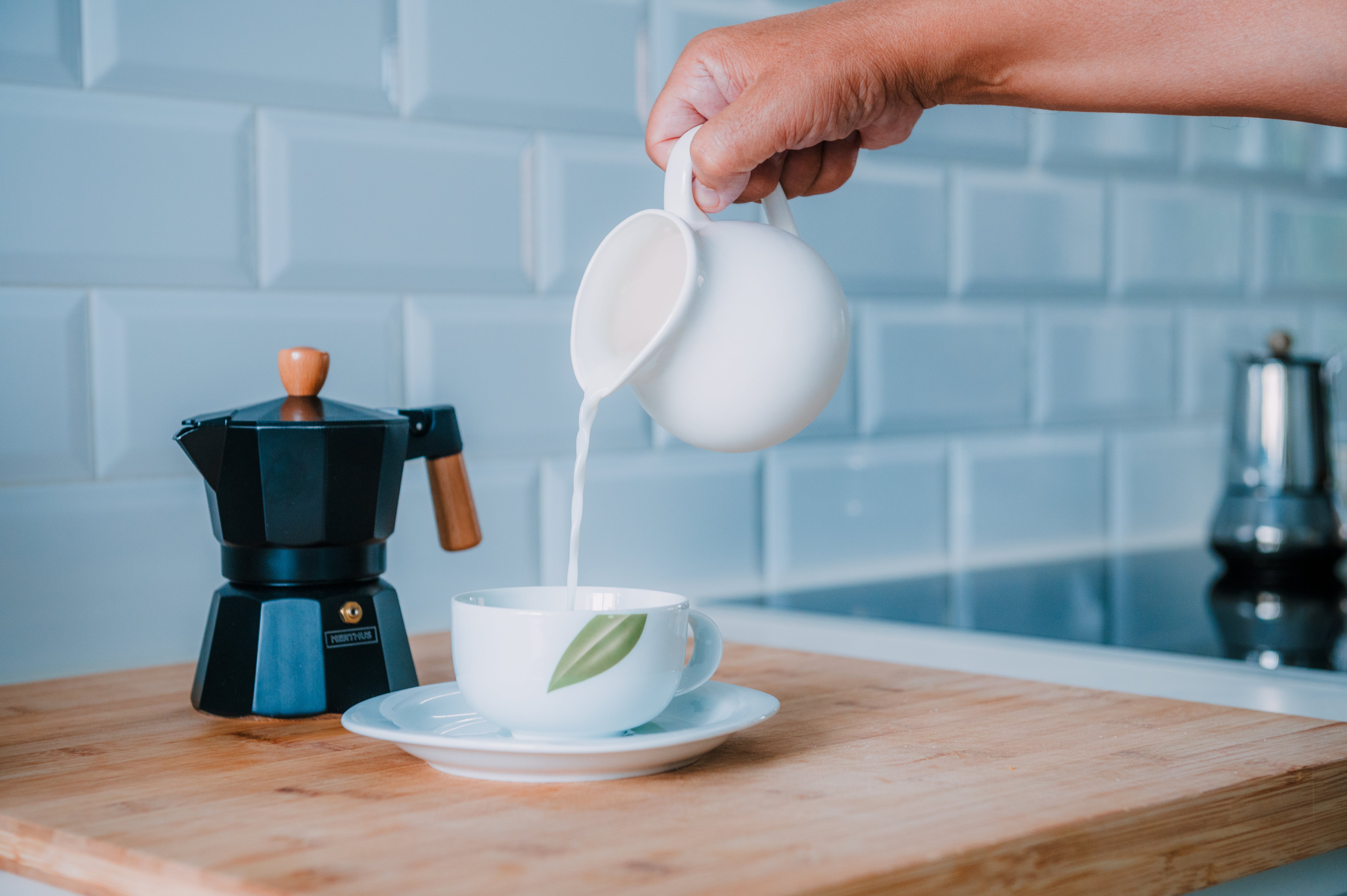 Jarra de leche de porcelana blanca