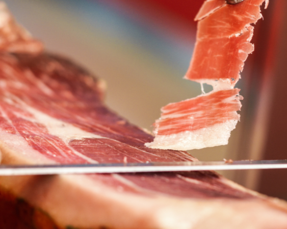 Persona cortando jamon serrano