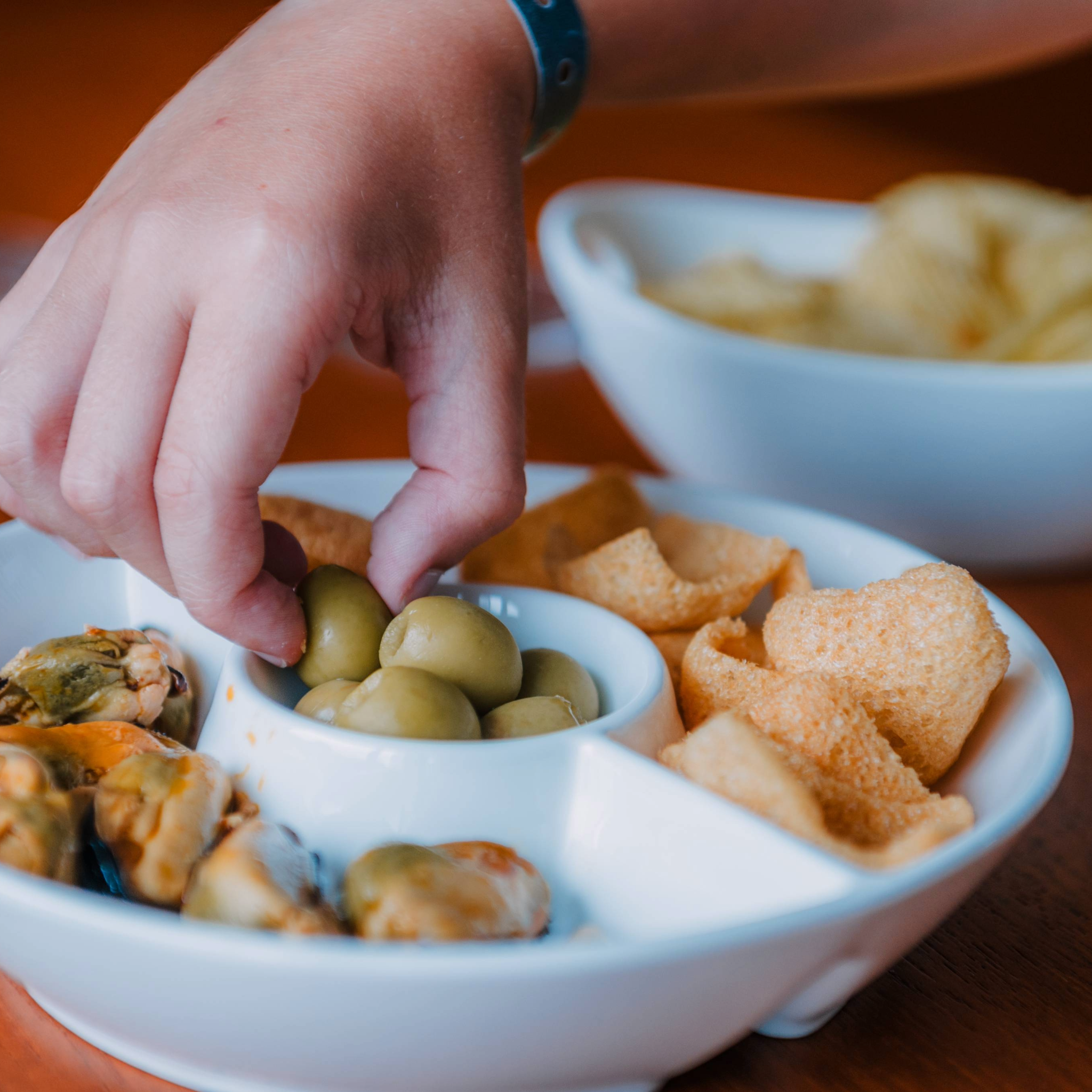 Plato Redondo Triple de Porcelana para Snacks – Tipo Bowl