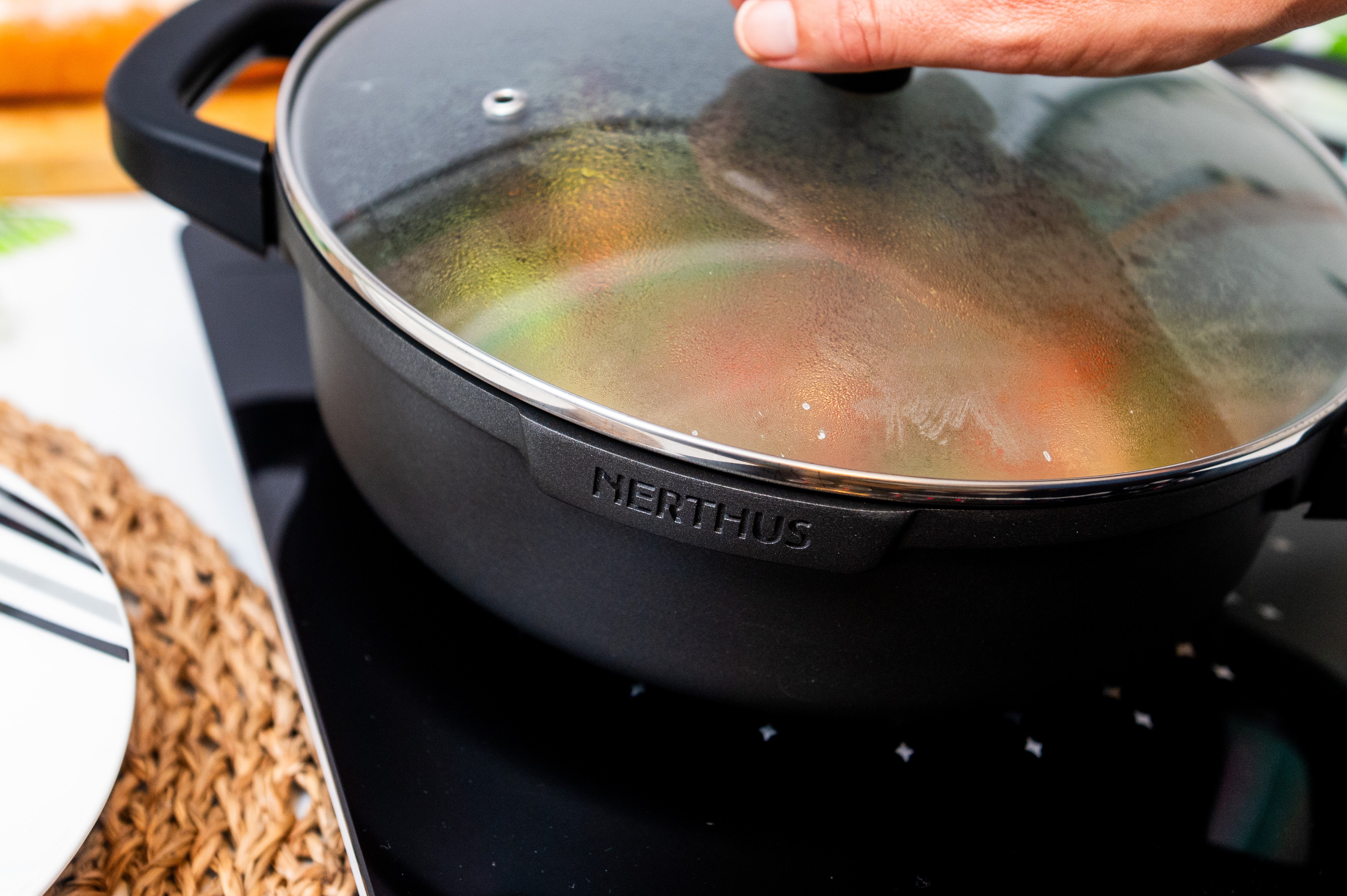 Cacerola Baja de Aluminio Fundido con Tapa de Cristal – Antiadherente Quantanium