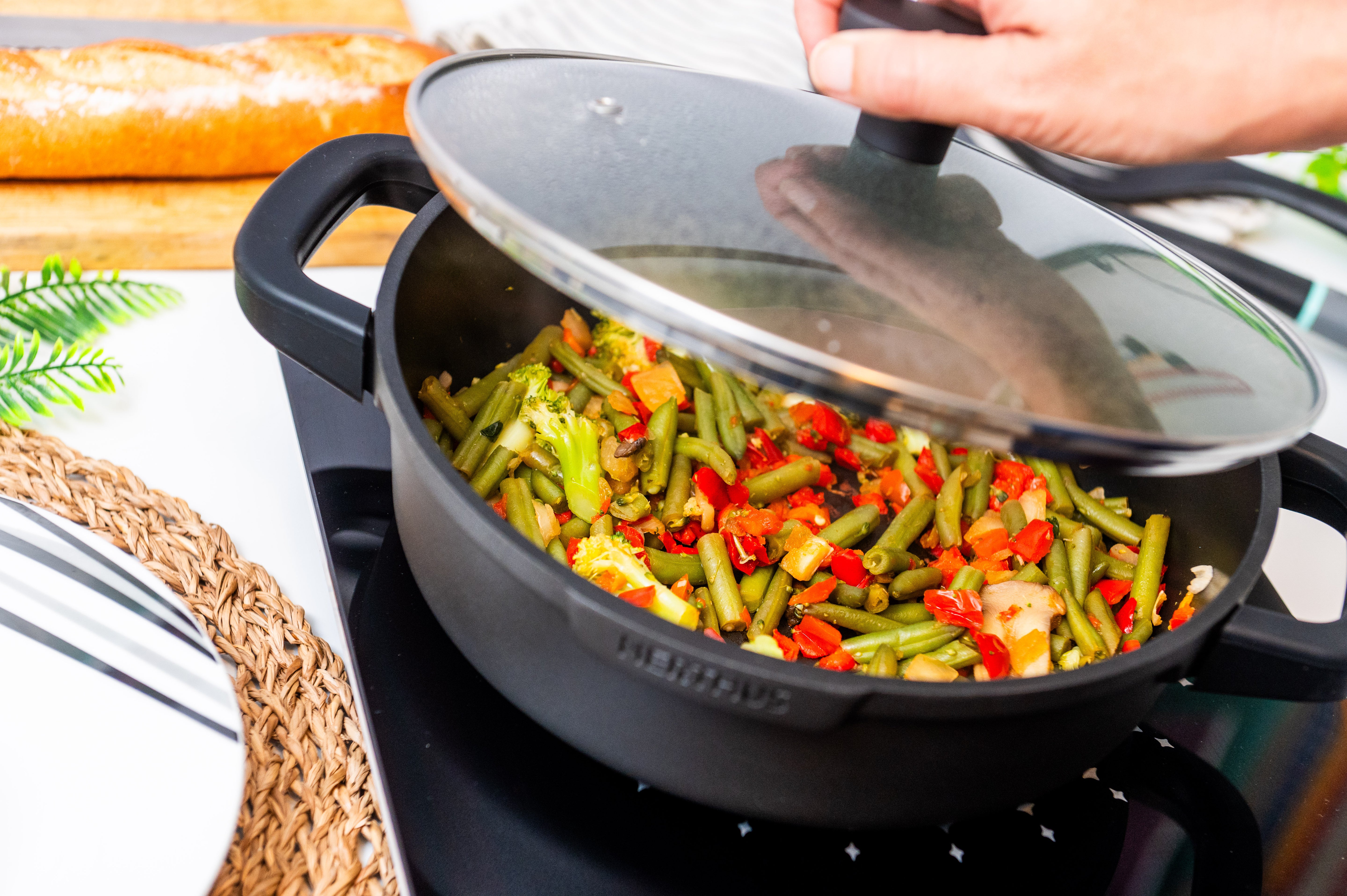 Cacerola Baja de Aluminio Fundido con Tapa de Cristal – Antiadherente Quantanium