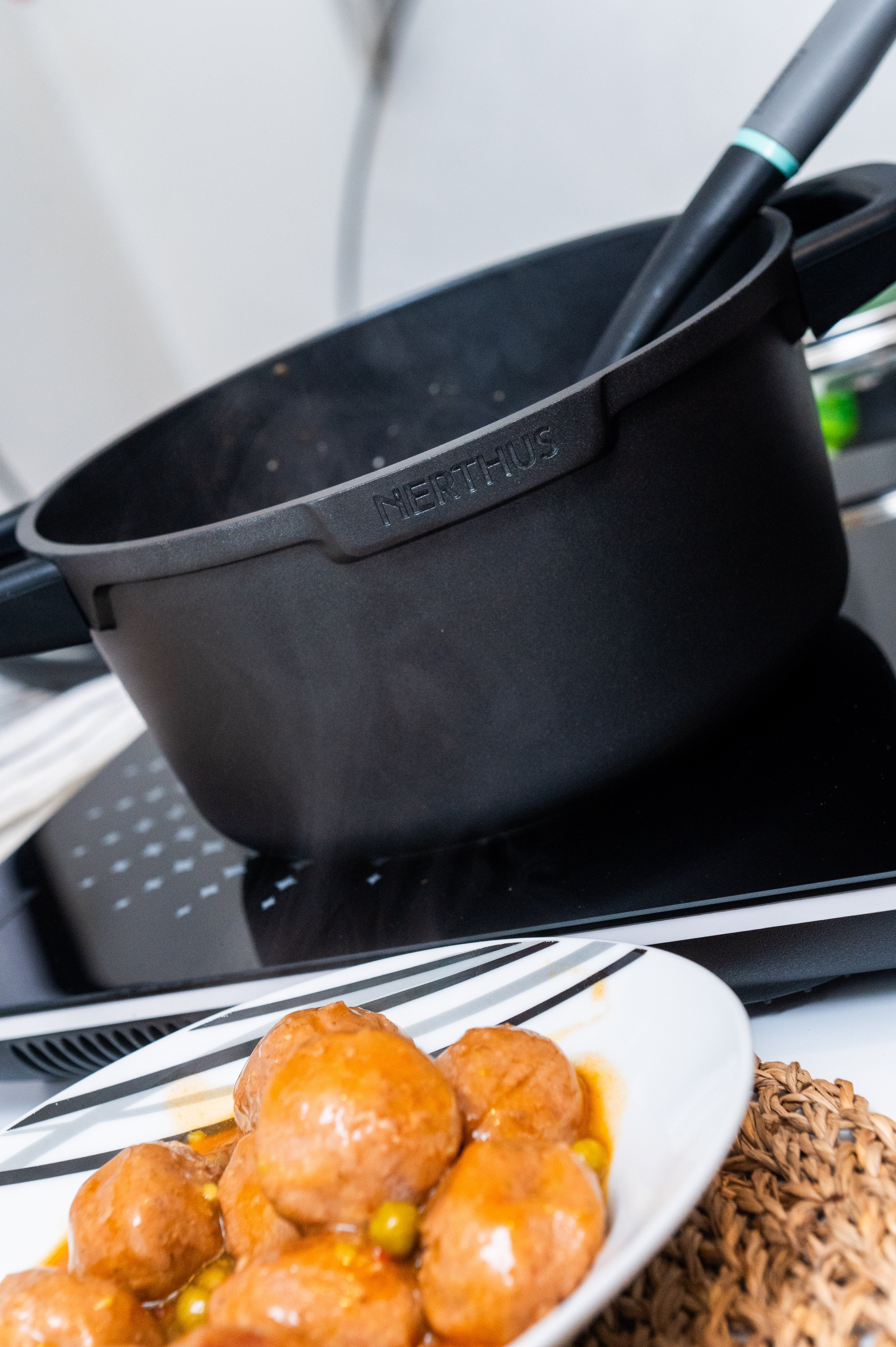 Cacerola Alta de Aluminio Fundido con Tapa de Cristal – Antiadherente Quantanium