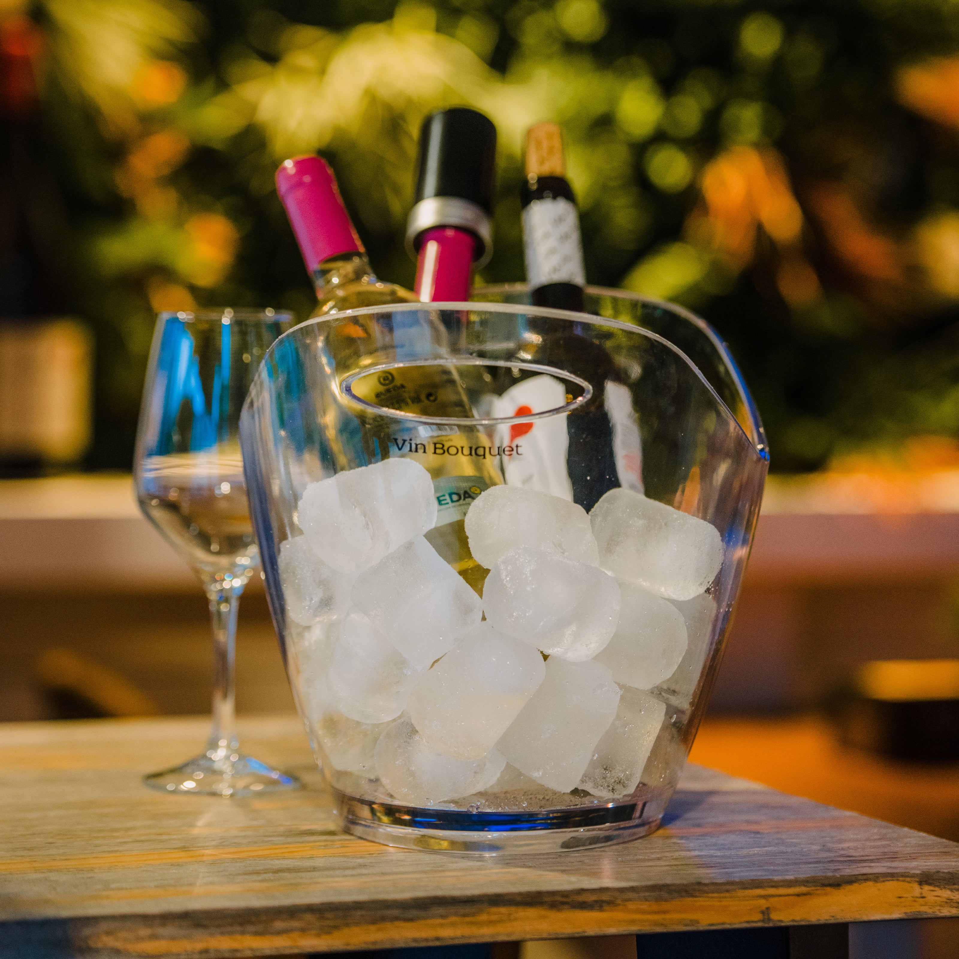 Cubitera con hielo y 3 botellas enfriándose dentro