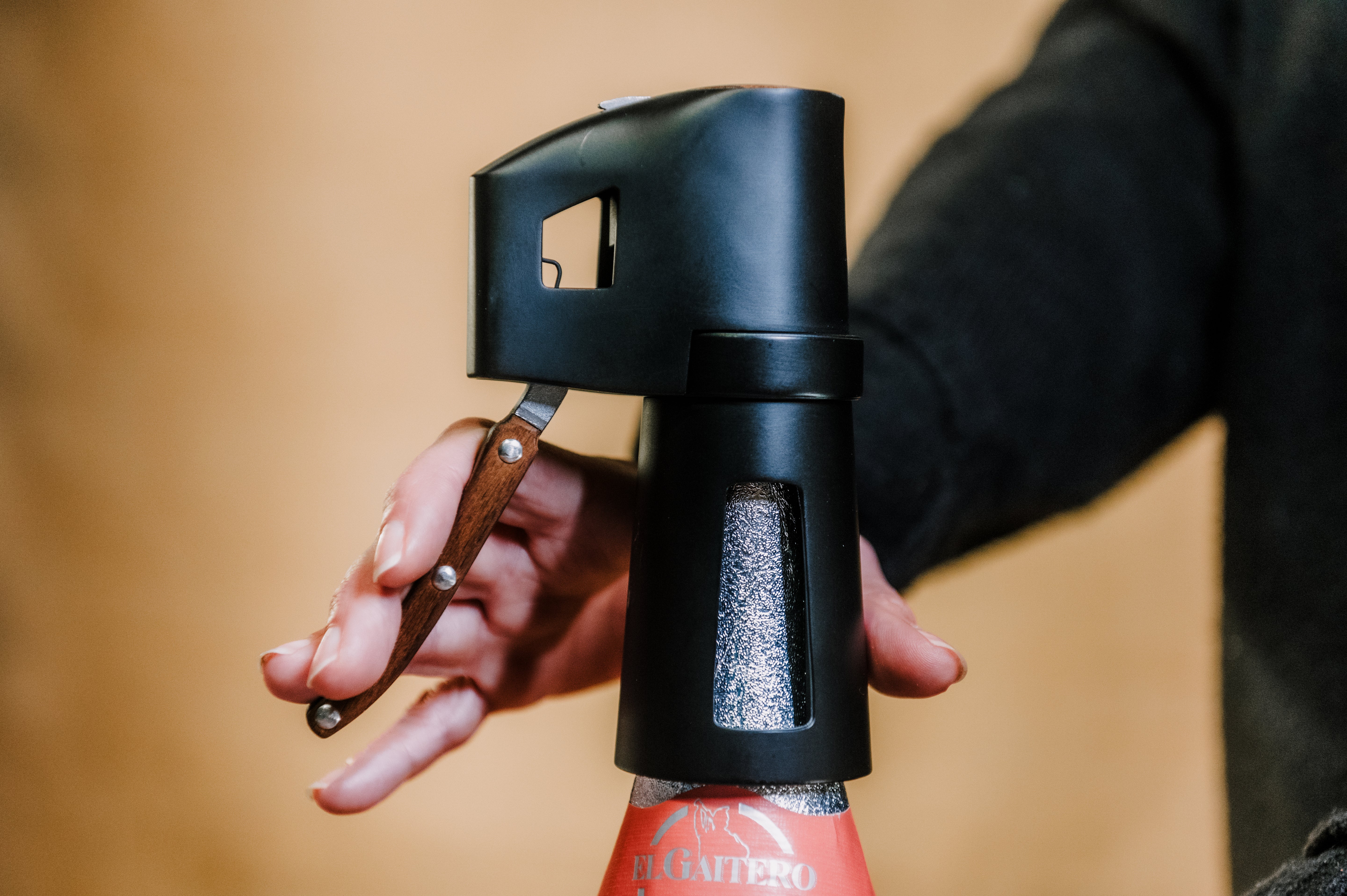 Charger la vidéo : Tire-bouchon à champagne avec manche ergonomique en bois